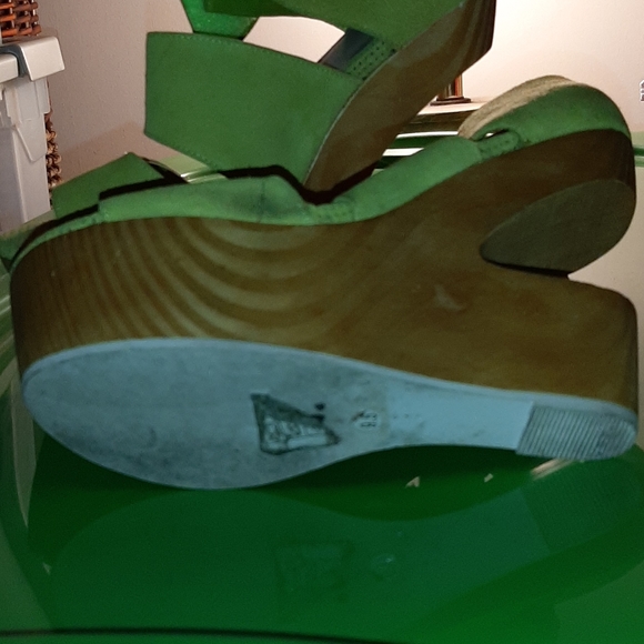 Heel - Picture 3 of 3